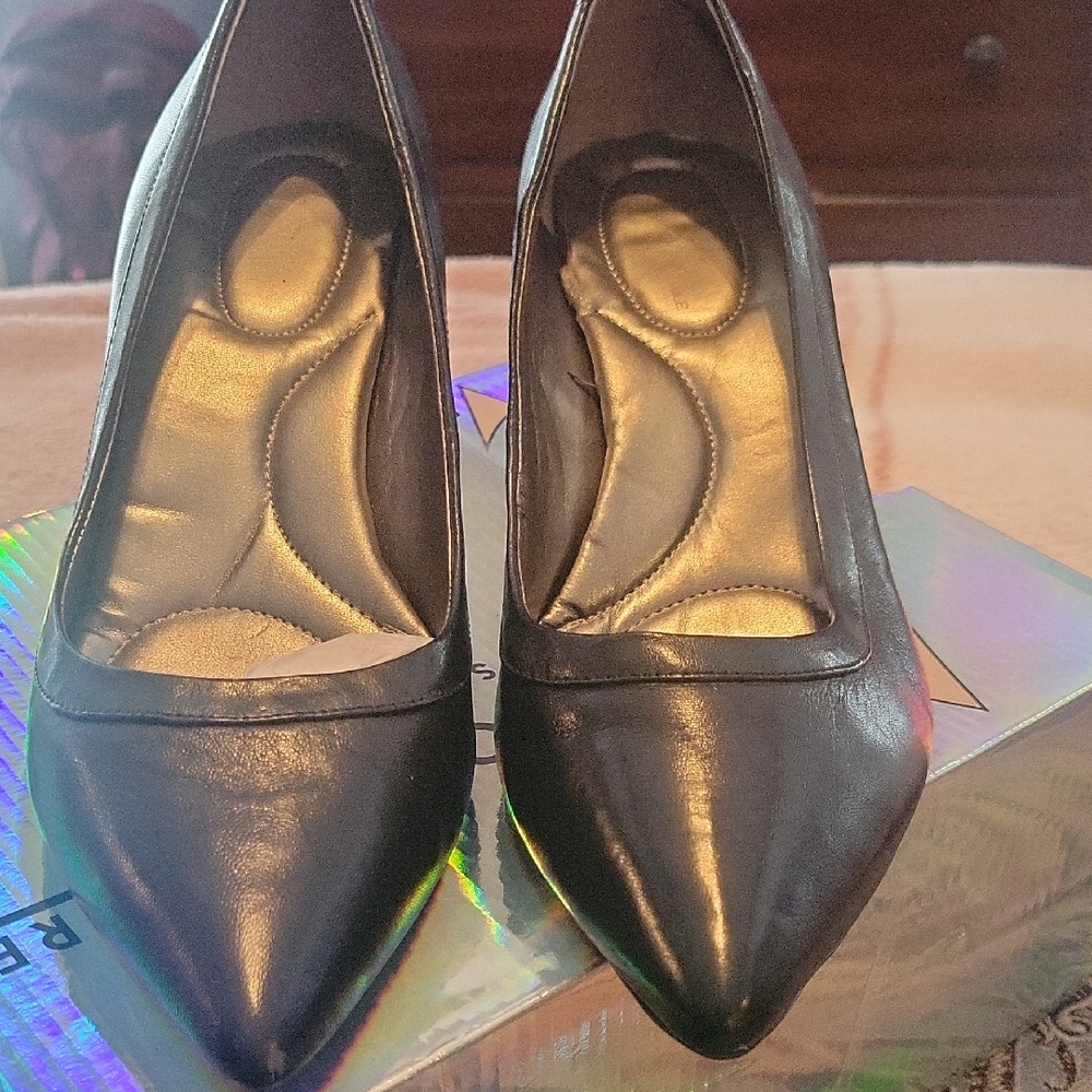 Price Drop!!! Clarks Elegant Black Leather Women's Kitten Heels
